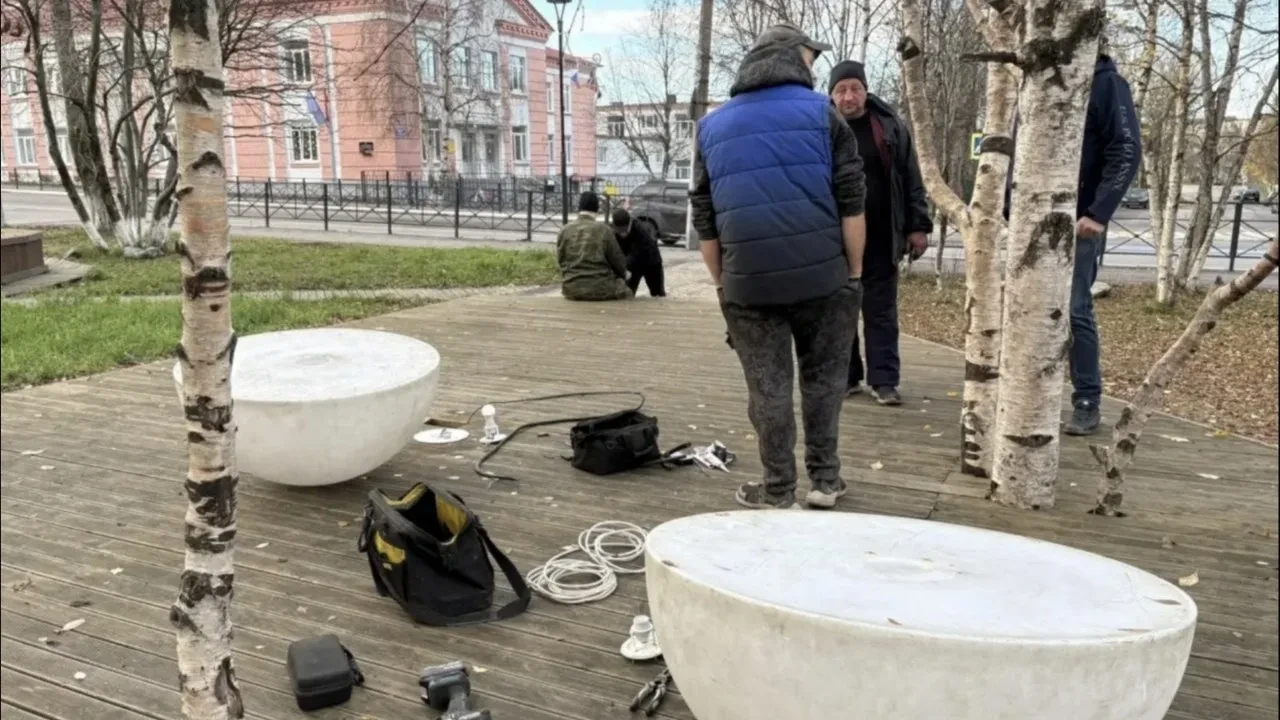 Вандалы снова повредили световые конструкции у фонтана в Кандалакше.