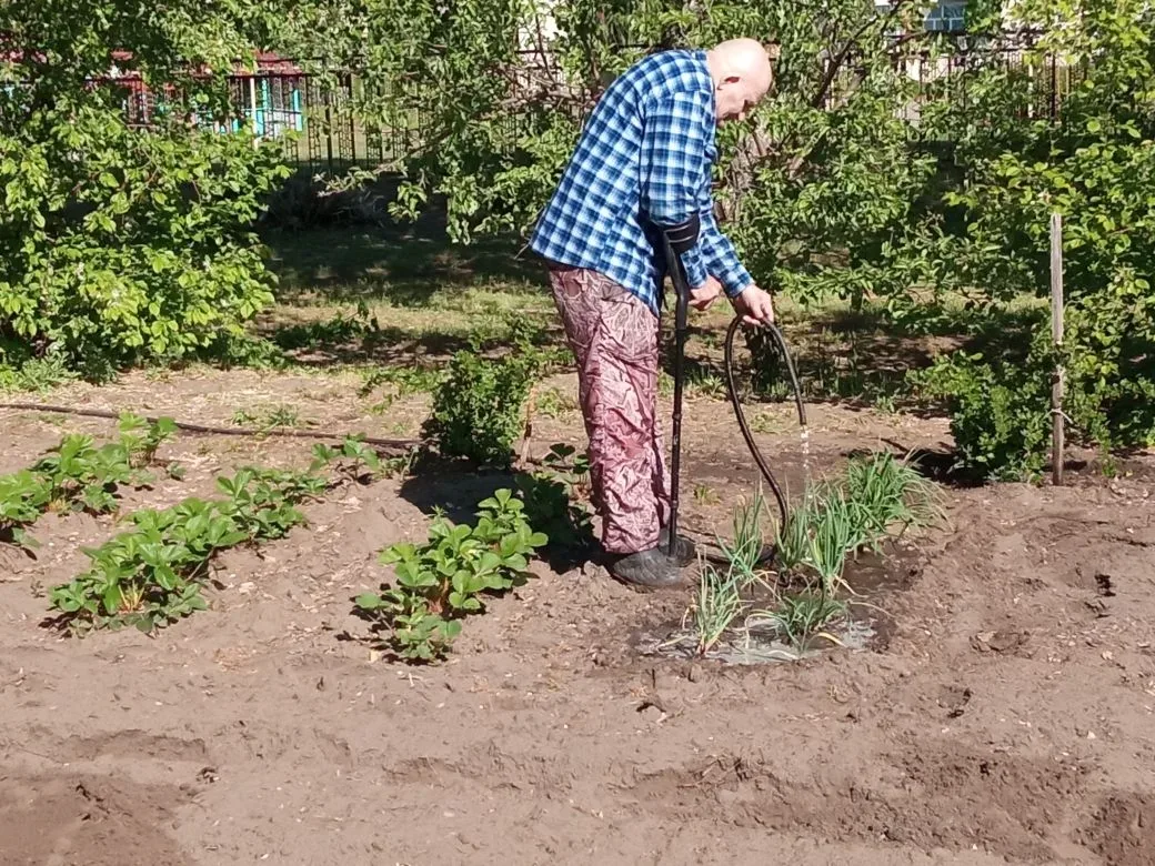 Жители Крестьянского дома-интерната готовятся к посадке огорода. Вспашка земли, заготов...