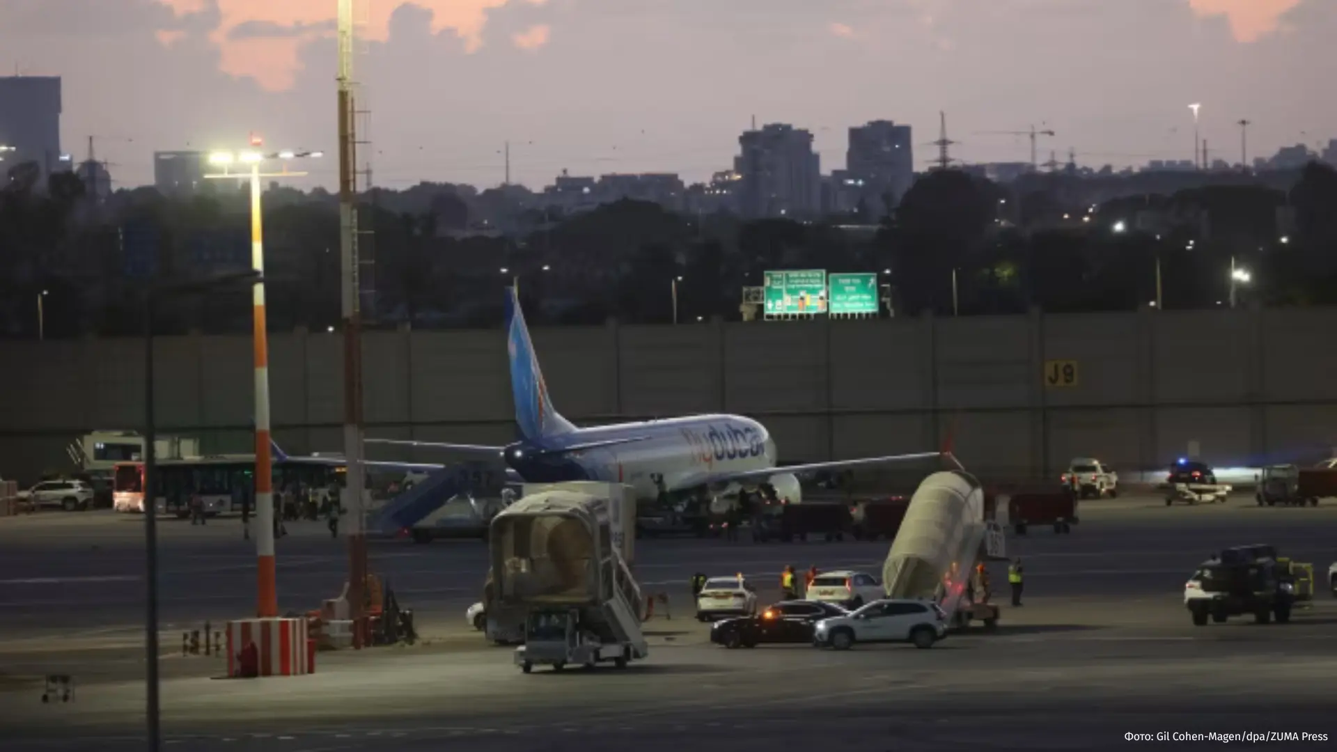Нападавшего на командира самолета Flydubai пилота ранее отстранили в Омане из-за его ра...