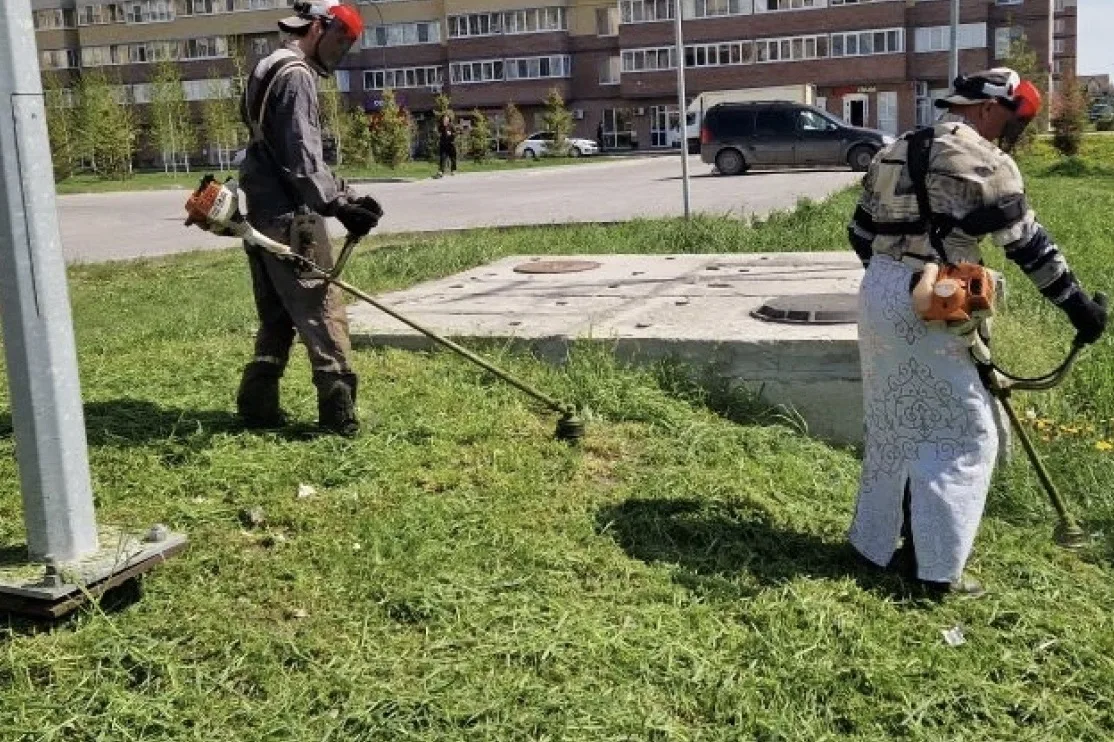 Дорожные рабочие наводят порядок на улицах Тобольска: убирают мусор, листву, ремонтирую...