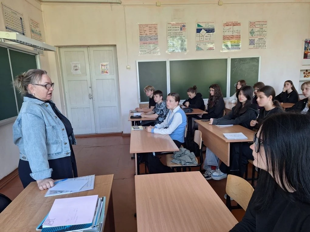 20.05.26 с учащимися МОАУ СОШ №1 провела беседу Вельмискина Елена Васильевна член Райчихинской адвок