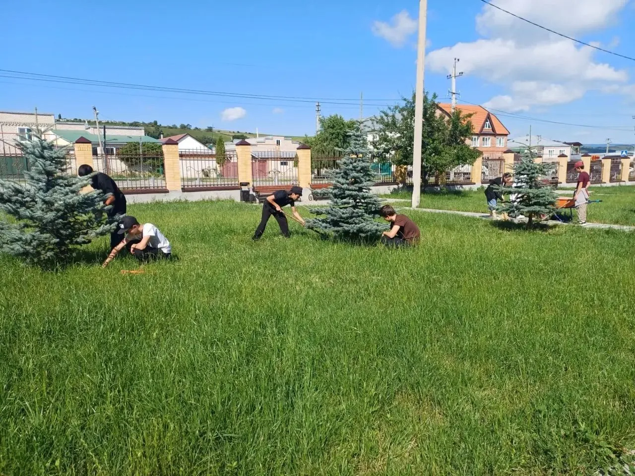 🌞 Лето с пользой: трудовая практика в школе!
Трудовая практика 7 а класса продолжается...

🧹🪣 Шес