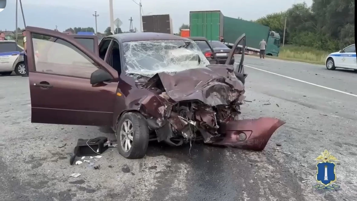 😰 В Новомалыклинском районе Лада Гранта столкнулась с Mercedes — водитель легковушки п...