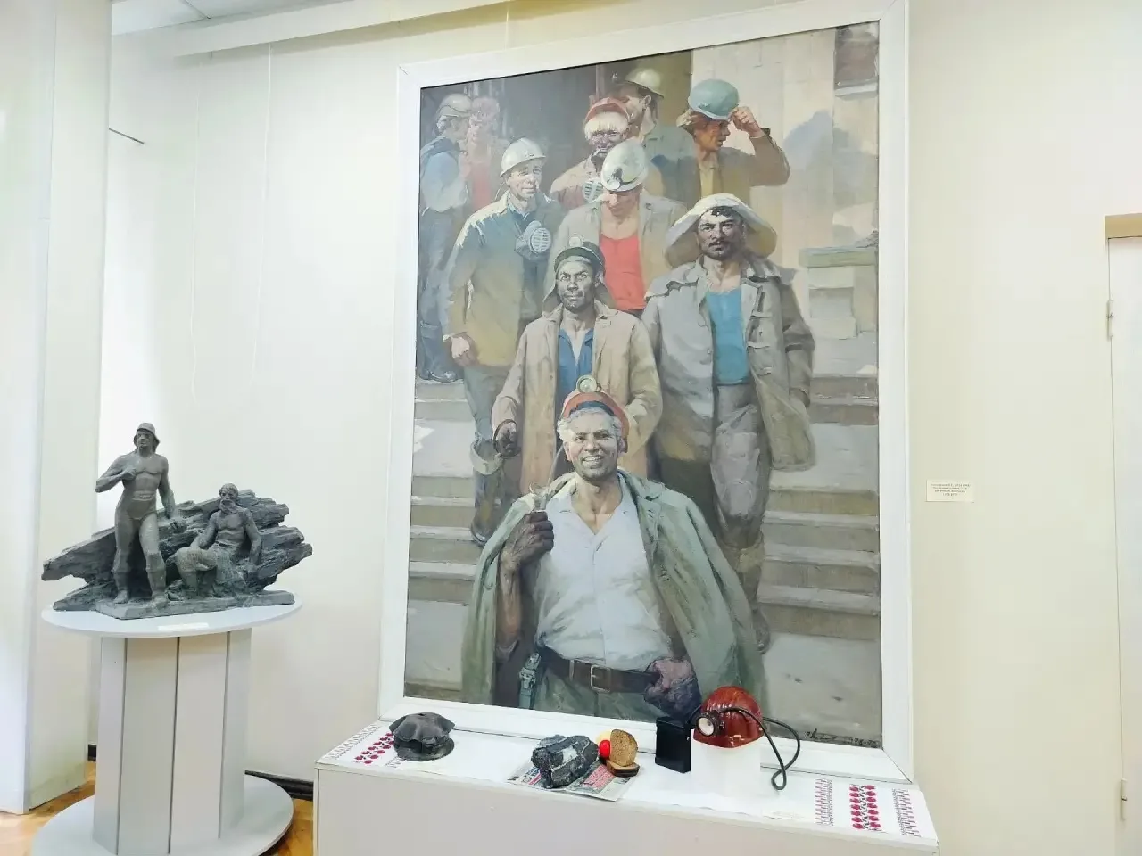 «Донбасс никто не ставил на колени»: в Галерее искусств открылась выставка ко Дню шахтёра