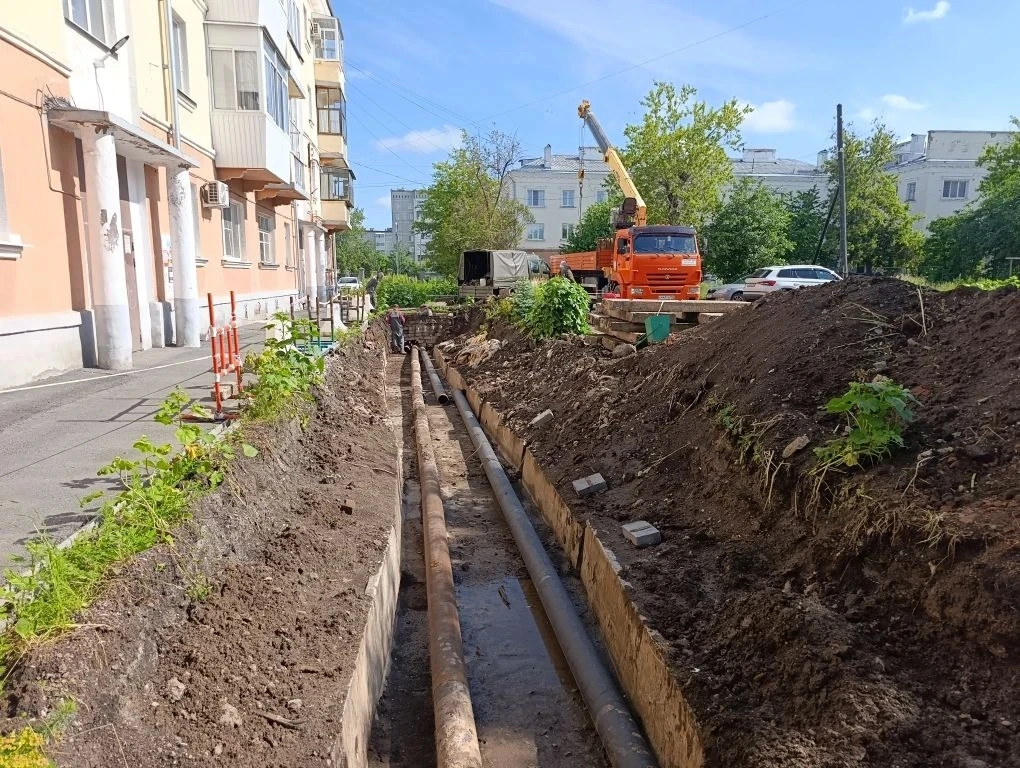 Последствия гидравлических испытаний продолжают устранять в поселке Трубников. Ремонтни...