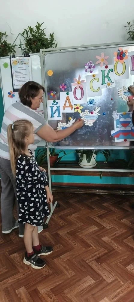 ✅В комнате для занятий сегодня царило предпраздничное настроение: дети под руководством воспитателей