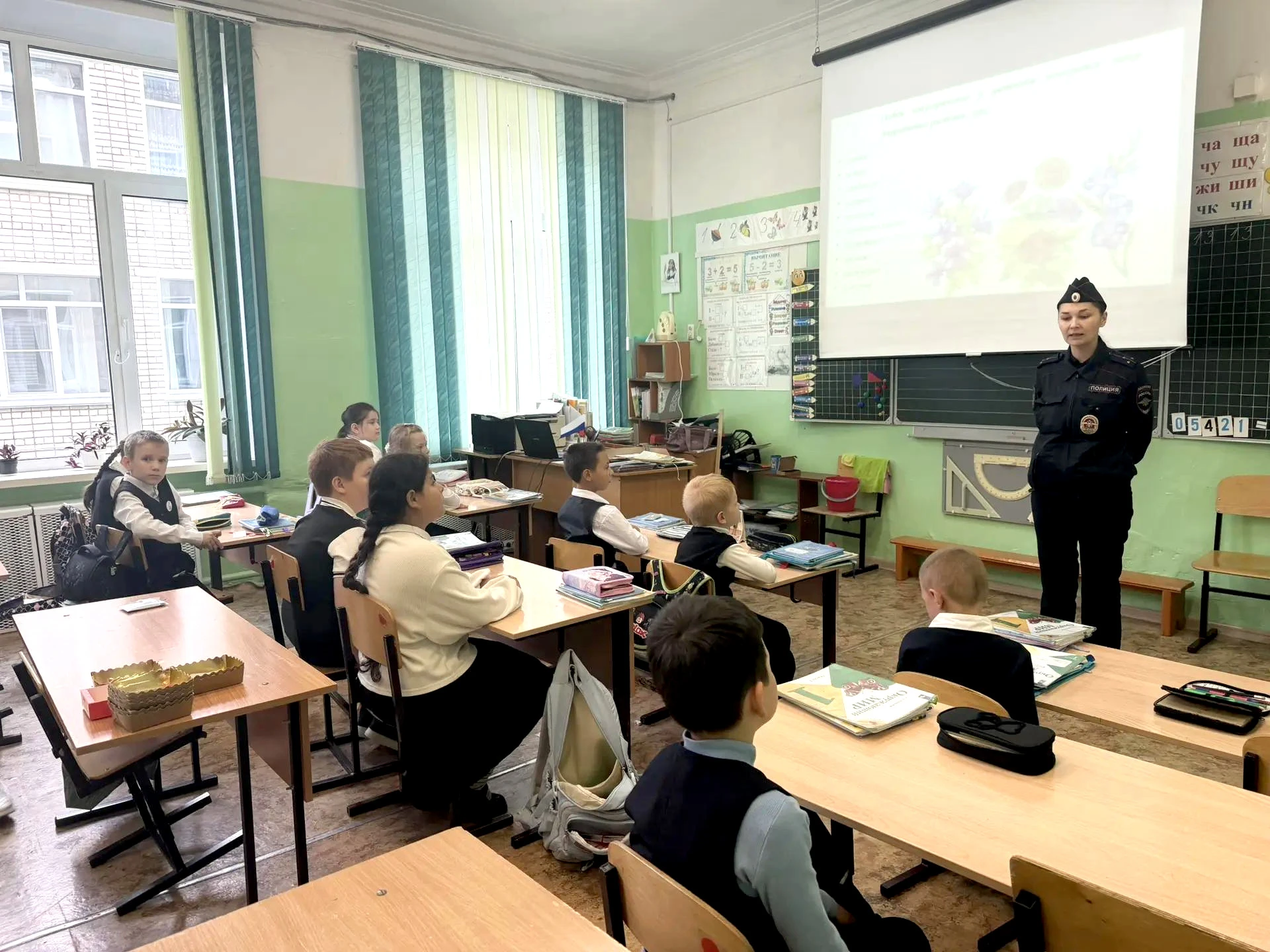 В школу пришла участковый отдела полиции №3 Алена Владимировна. Она провела профилактич...