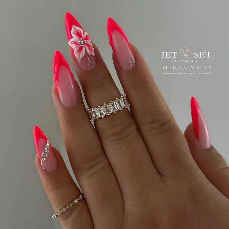 Необычные ногти

💅 Маникюр