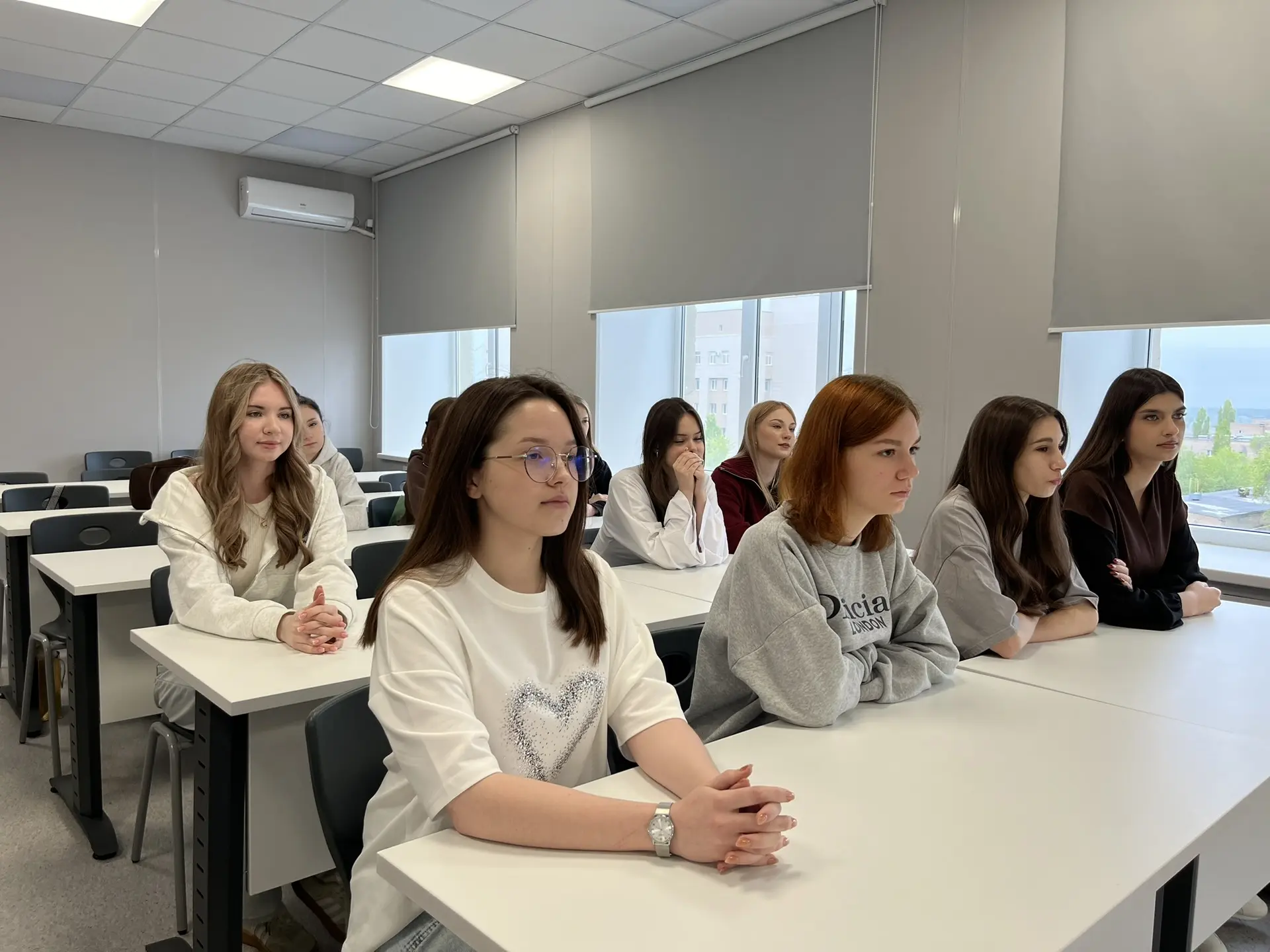 🇷🇺 Новую учебную неделю ОУФТ традиционно начинает с торжественной церемонии выноса флага и исполнени