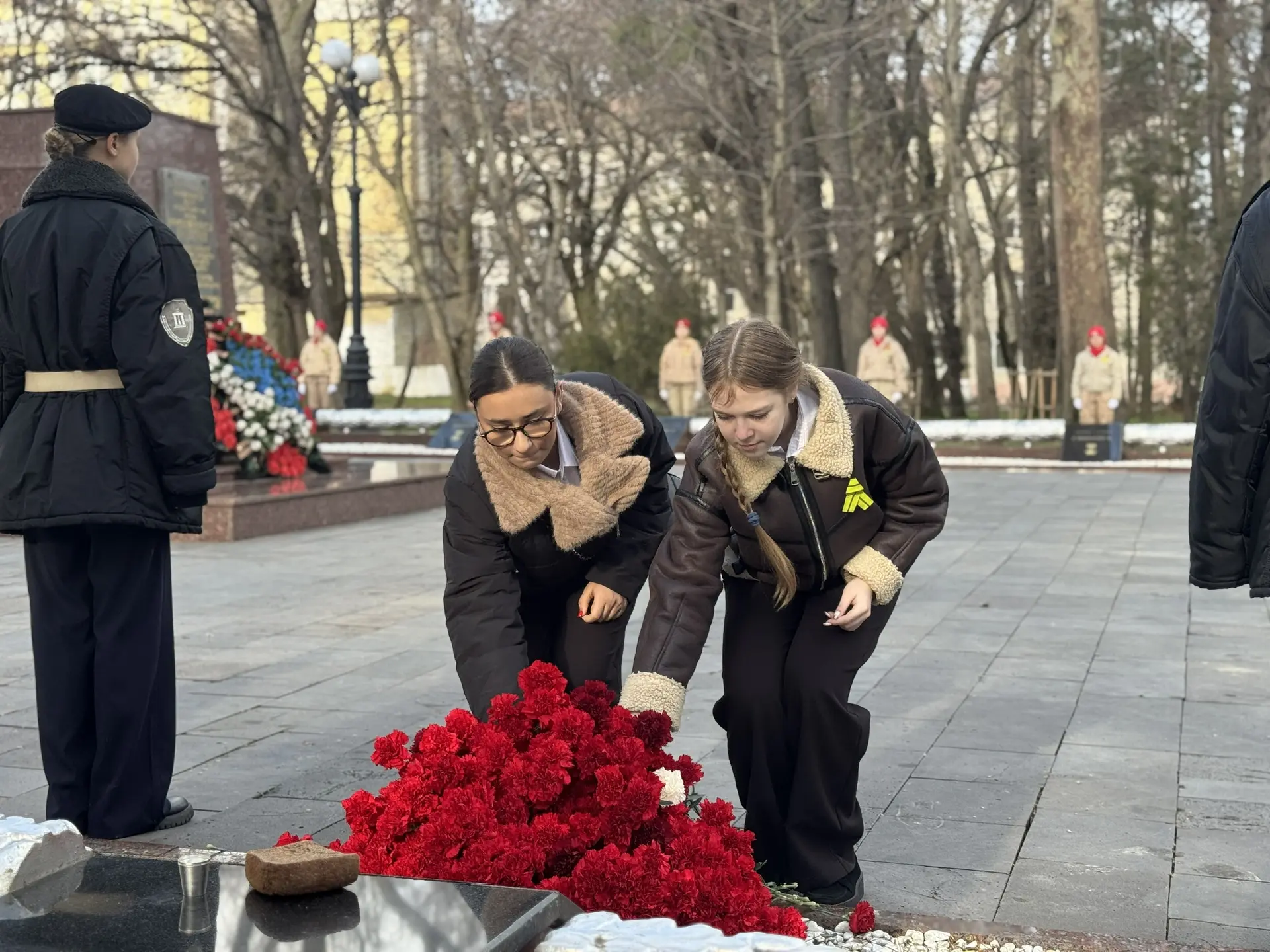 ПЛОЩАДЬ ГЕРОЕВ 🎖️  Сегодня на площади героев традиционно прошло торжественное мероприятие в честь Дн