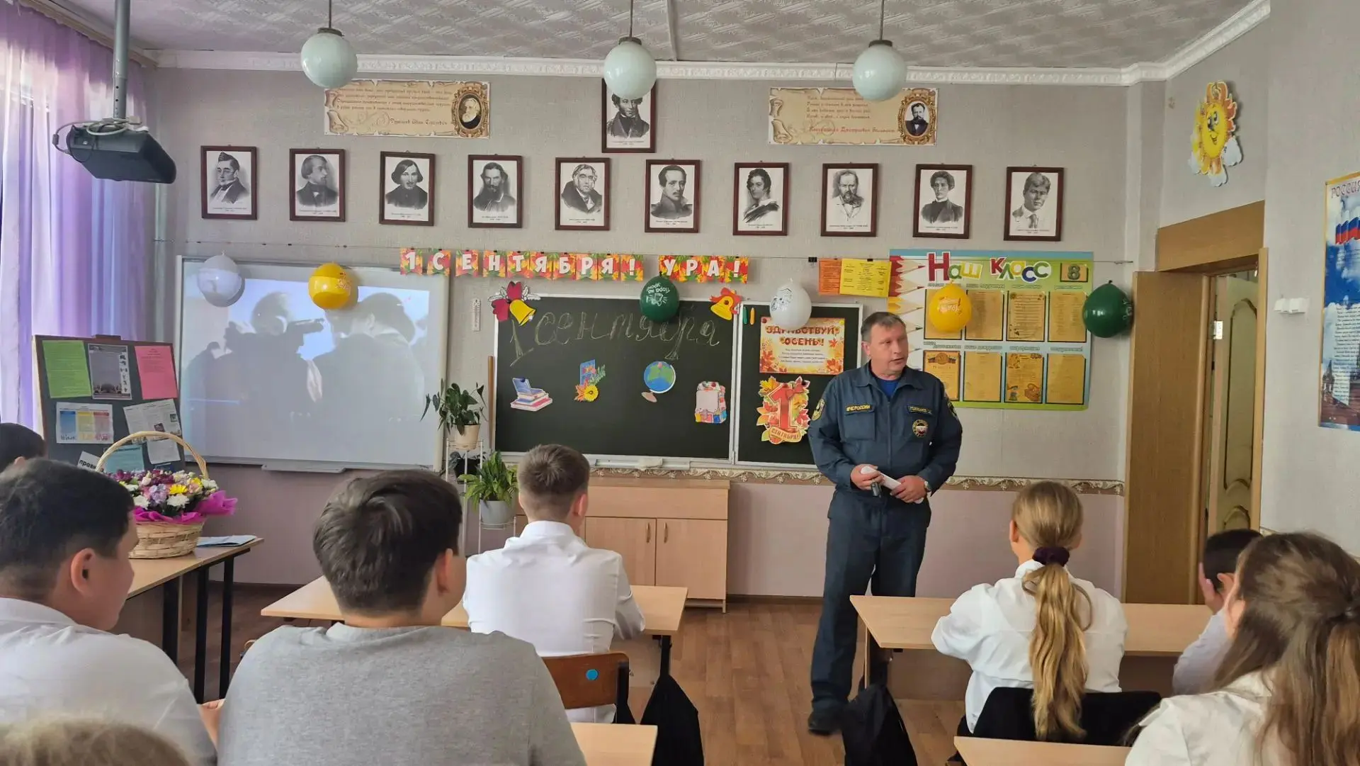 В рамках профориентационной работы нашу школу посетил  представитель пожарно- спасатель...