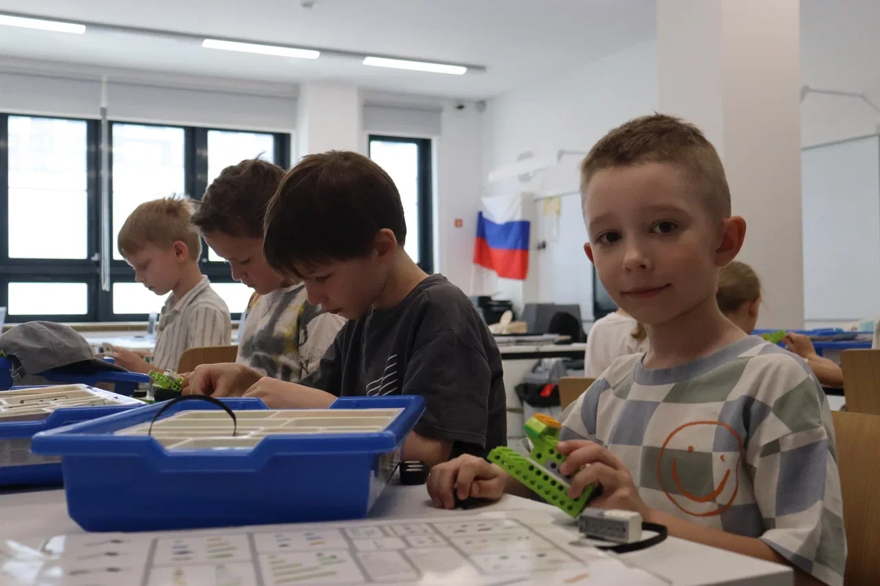 Лето инженерных открытий🤖

В Летней школе «НИКА» состоялся уникальный мастер-класс по лего-конструи