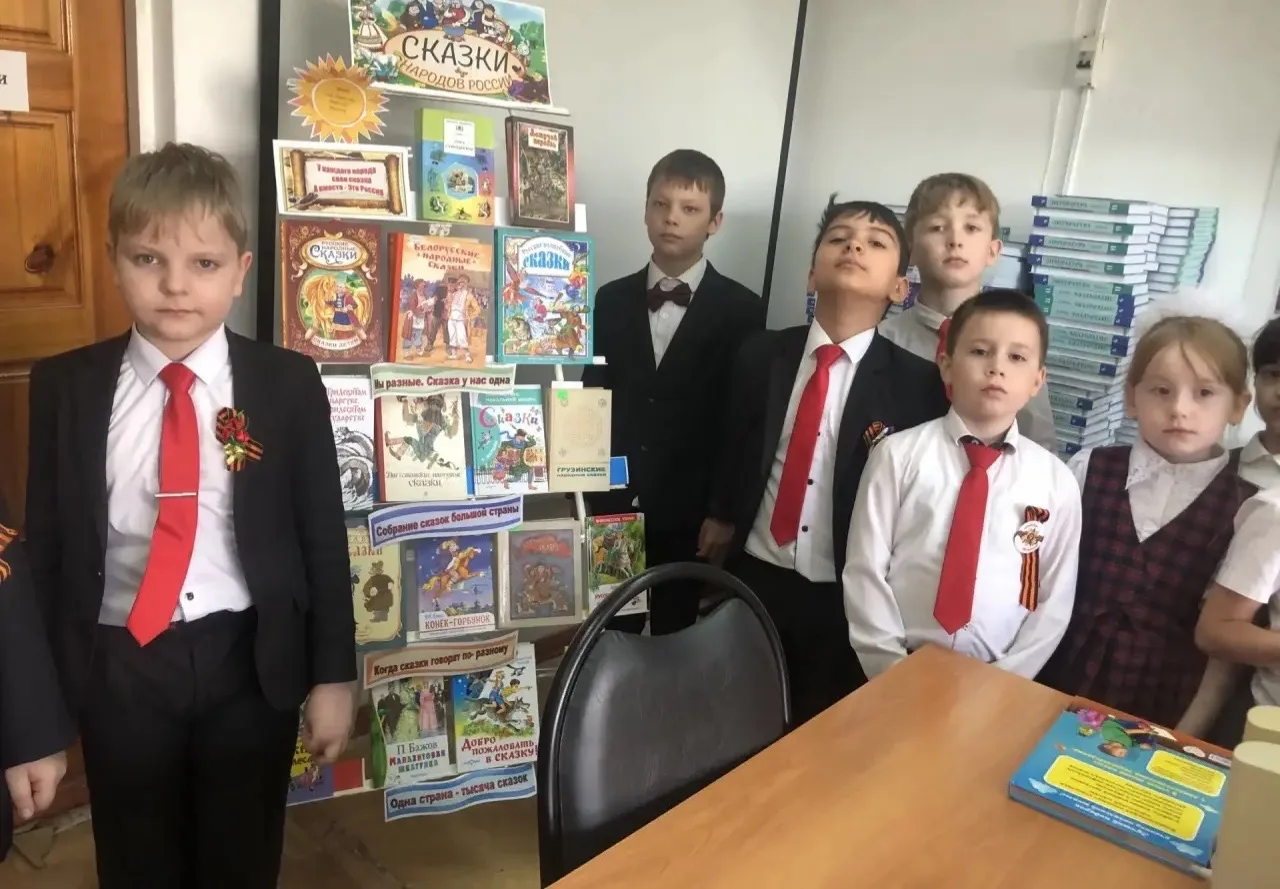 Волшебство в нашей библиотеке:  2 «Д» против скуки! ✨📚  Урок прошёл в нашей уютной библиотеке гимназ