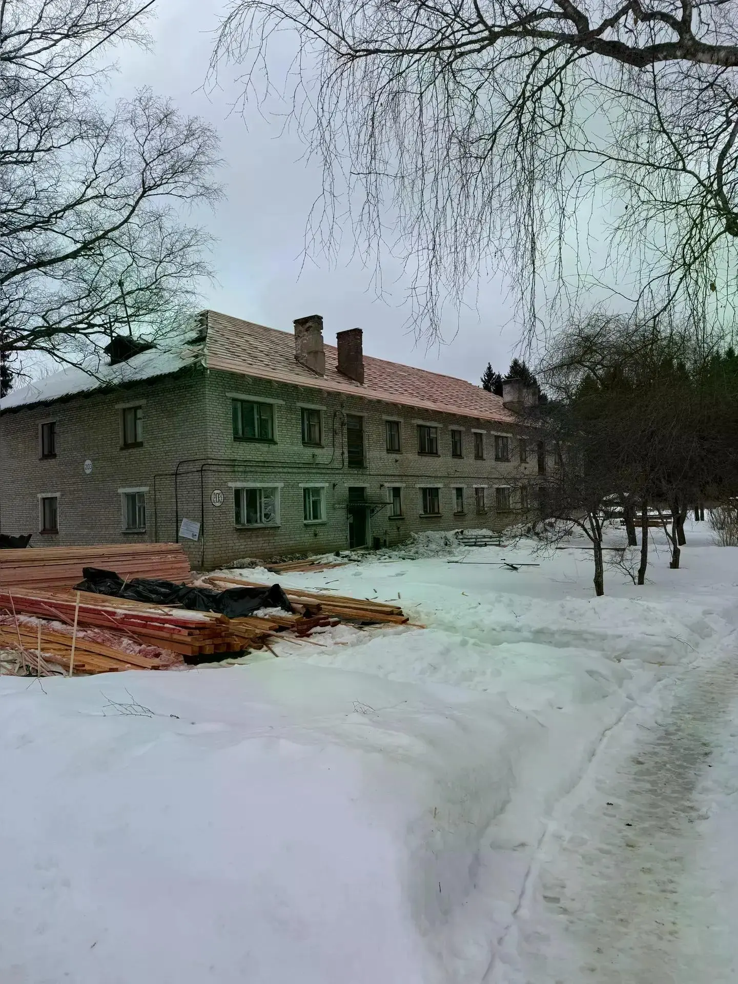 🔧 В Смоленской области стартовал капремонт крыш в 7 многоквартирных домах