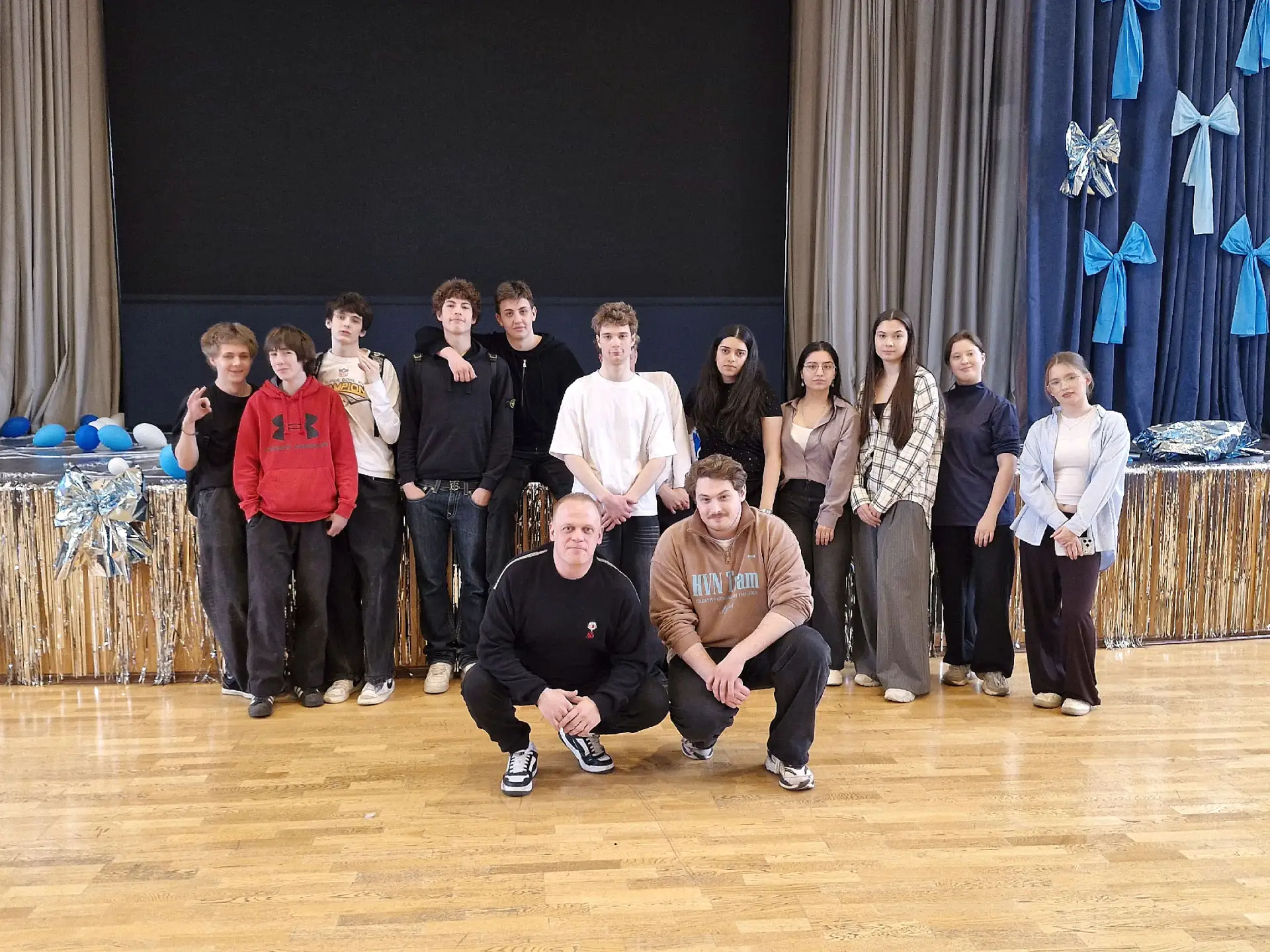 🎭 ИМПРОВИЗАЦИЯ — ЭТО НЕ ШУТКИ, А ТРЕНИРОВКА УМА И ТЕЛА   🎭  В нашей школе прошёл мастер-класс по юмо