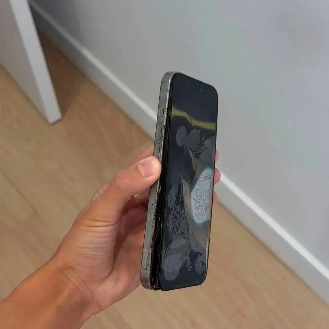 😳 iPhone 15 Pro Max взорвался во время зарядки в квартире москвички. Девушка использов...