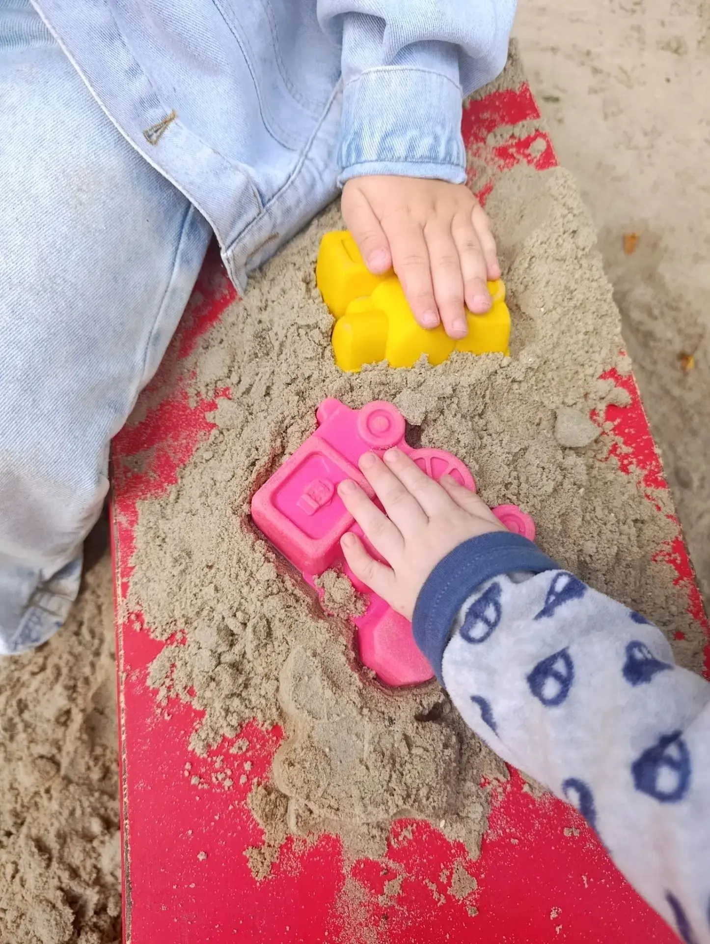 Песочные фантазии☀🏖✨

Приятно бегать, кувыркаться, 
Песочек пятками месить
Сыпучим счастьем наслажд