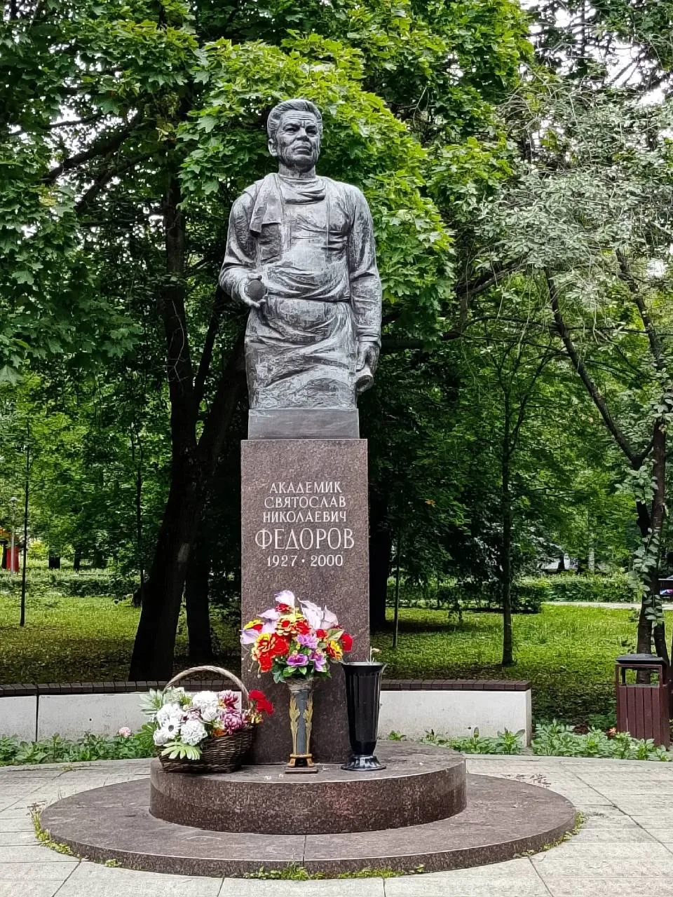 Мемориал Святослава Фёдорова на Бескудниковском бульваре.