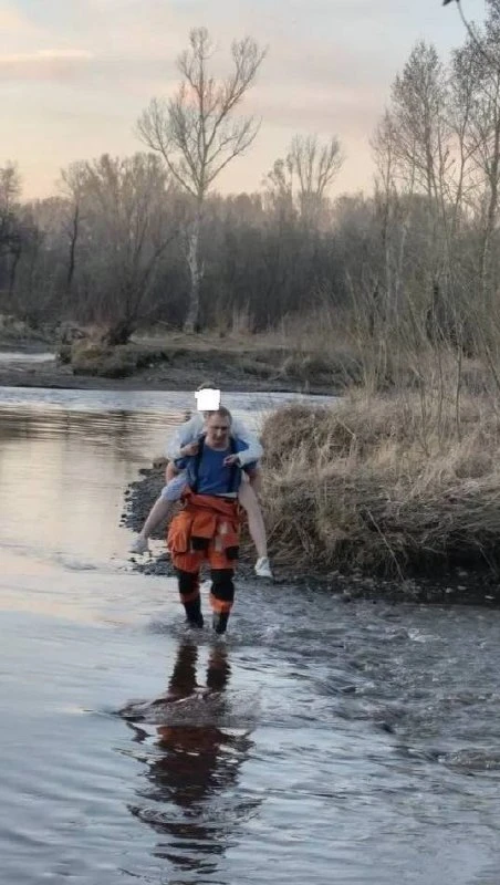 Дети застряли на острове из-за подъёма воды.  В Шушенском уровень воды в реке повысился так резко, ч