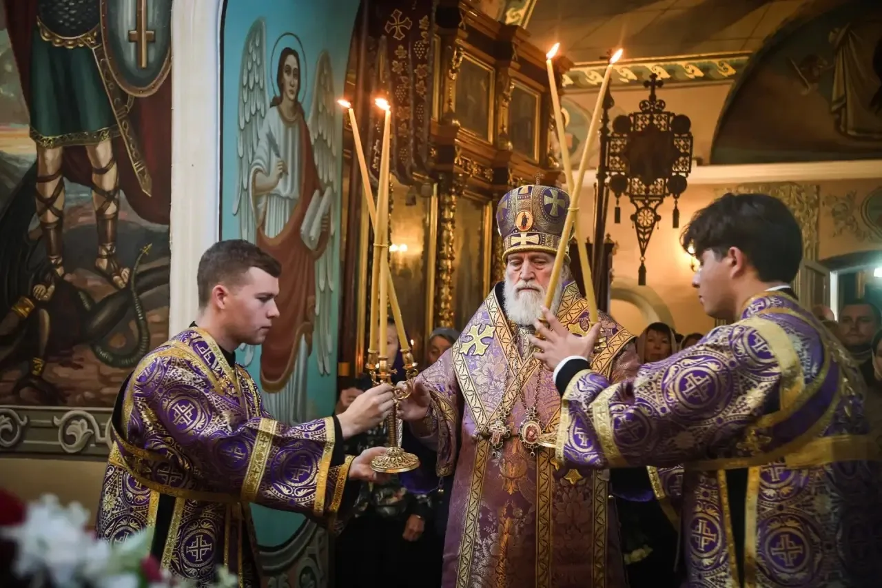 В деревне Лужки состоялось торжественное богослужение — Божественная литургия в храме В...