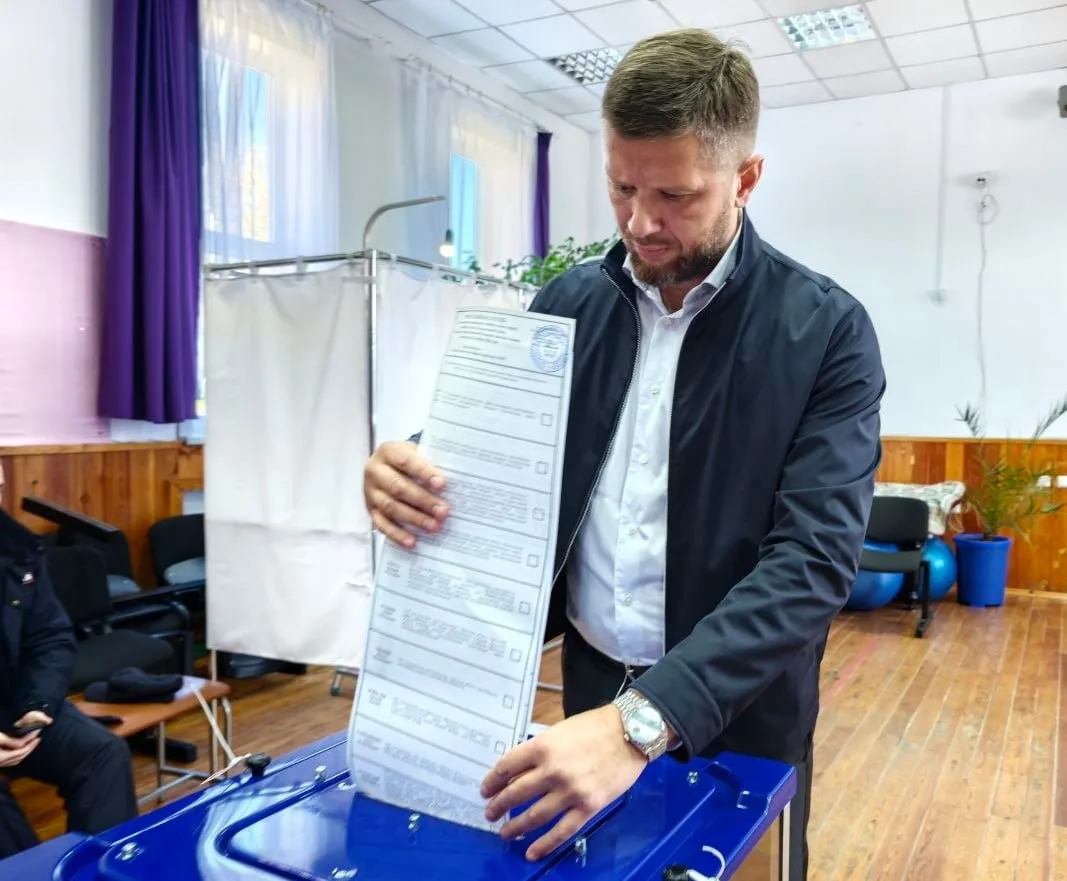 Евгений Стекачев, спикер Гордумы Иркутска, проголосовал на выборах депутатов Госдумы.