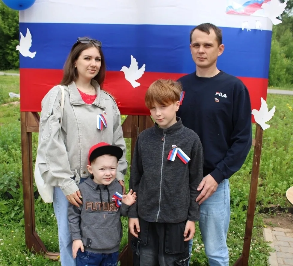 🇷🇺Праздничная программа  в сквере по ул. Юбилейной называлась  "С любовью к России"
 
Праздник – э