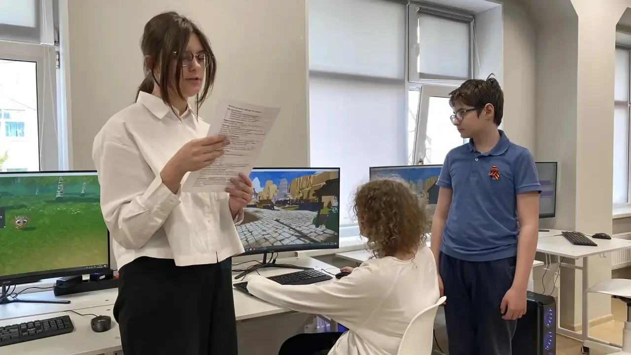 🏆 В нашей школе прошел второй VR-хакатон «Мой мир. Мои правила»! 🎮  5 мая ученики 6а, 6б и 6г классо