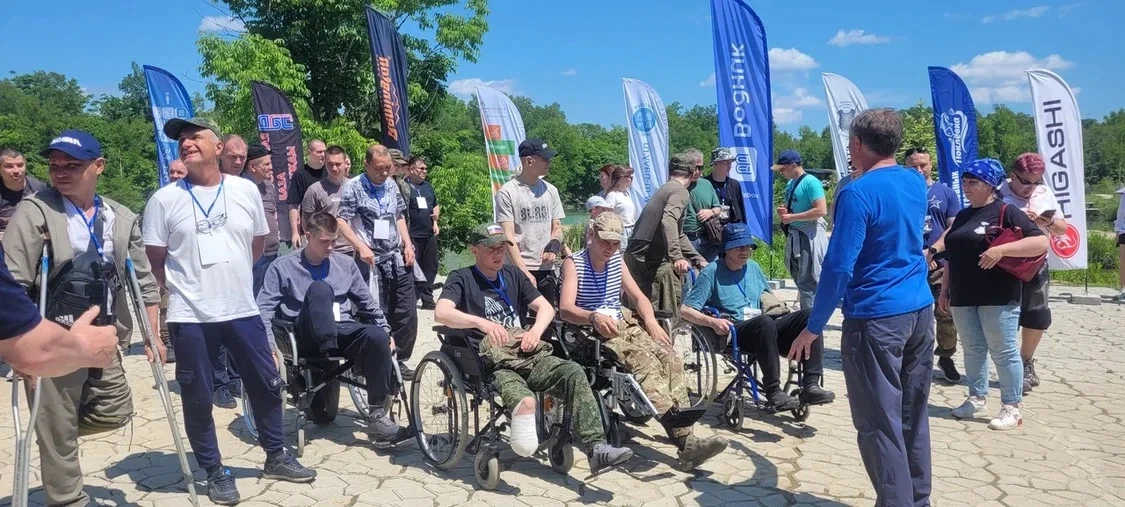 Спорт и единство: в парке «Озера» прошли соревнования «СВОи на рыбалке» 

В честь Дня России на бере