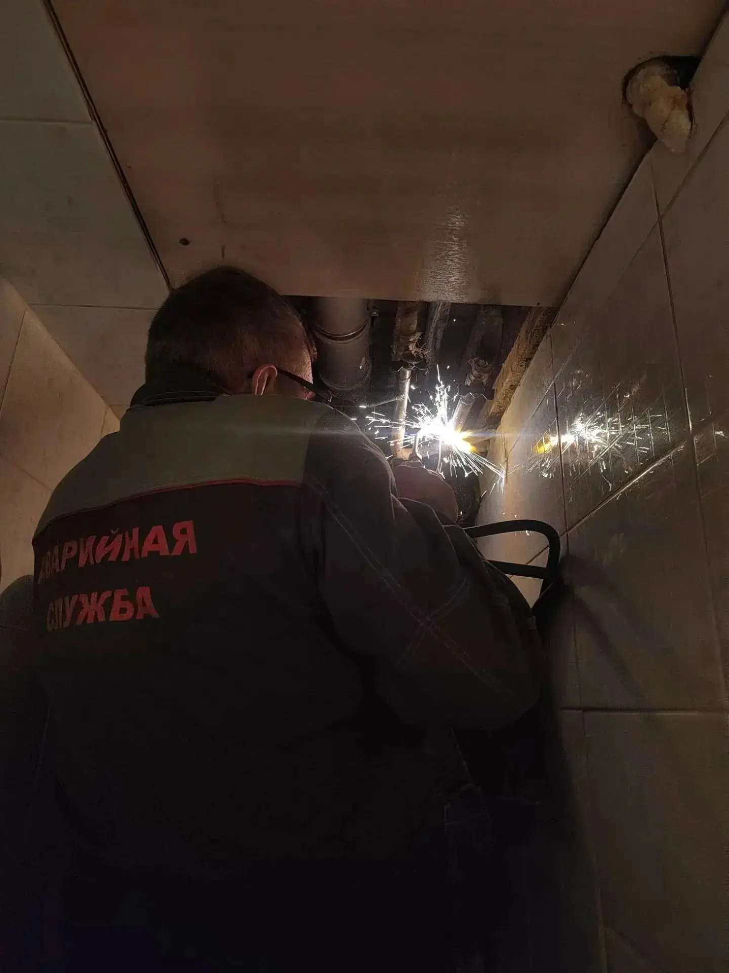 Сегодня в одной из квартир дома по адресу ул. Ленина, 118 были заменены вводные краны н...