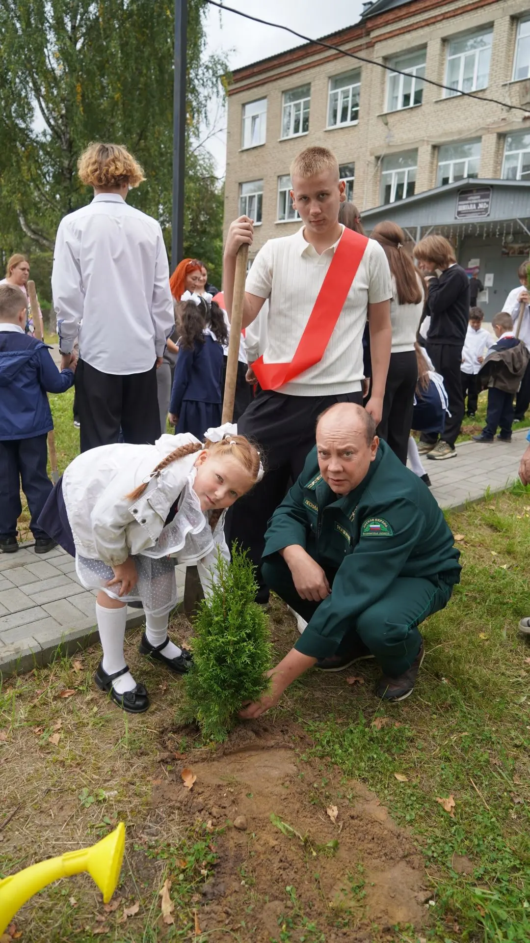 🌳В Покрове на территории школы заложили памятную аллею