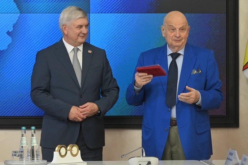 🎖 Губернатор Александр Гусев в торжественной обстановке вручил государственные и облас...