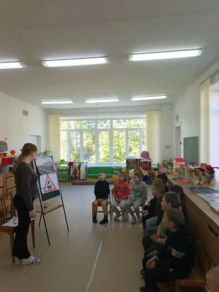 В группе "Светлячки" прошла беседа "Железная дорога - зона повышенной опасности".  Ребя...