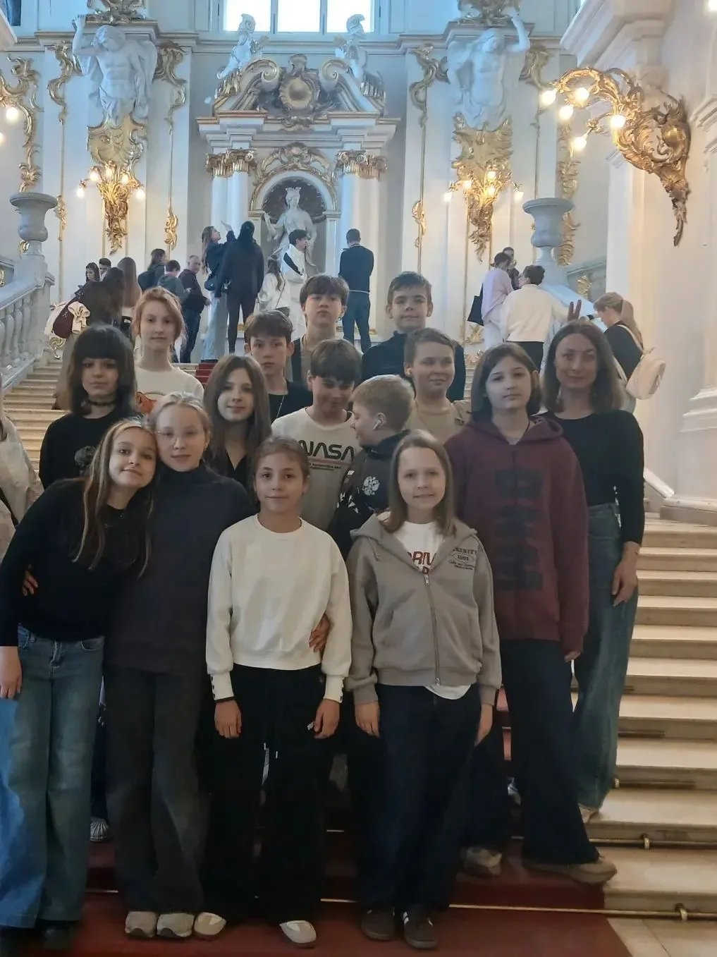 **Заметки путешественников**  Мы продолжаем делиться новостями из Санкт-Петербурга! Лицеисты с увлеч