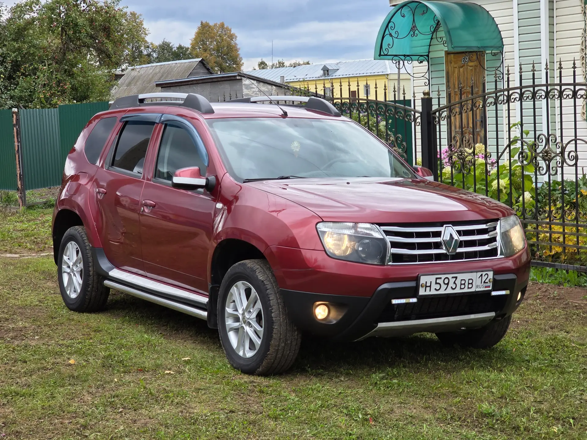 Полноприводный кроссовер Renault Duster, 2013 года. Двигатель1,6 литра, коробка - механ...