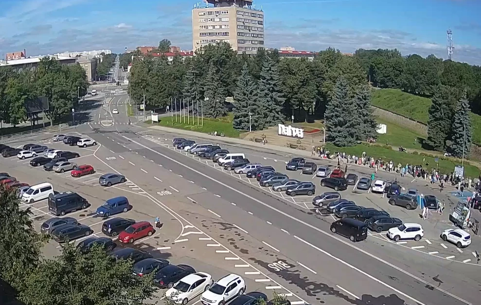 Камера - очередь из Нарвы (Эстония) в Россию https://balticlivecam.com/ru/cameras/eston...