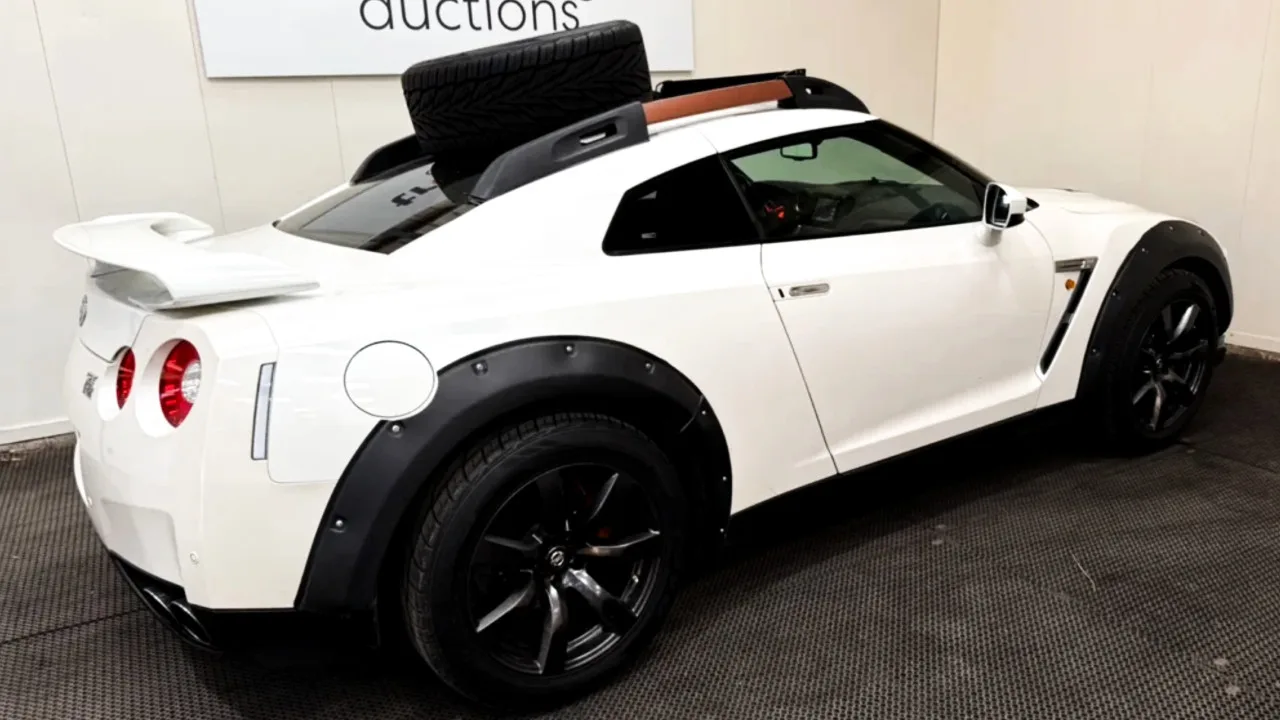 Лифтованный Nissan GT-R с запаской на крыше выставили на торги в Нидерландах

В Нидерландах продают 
