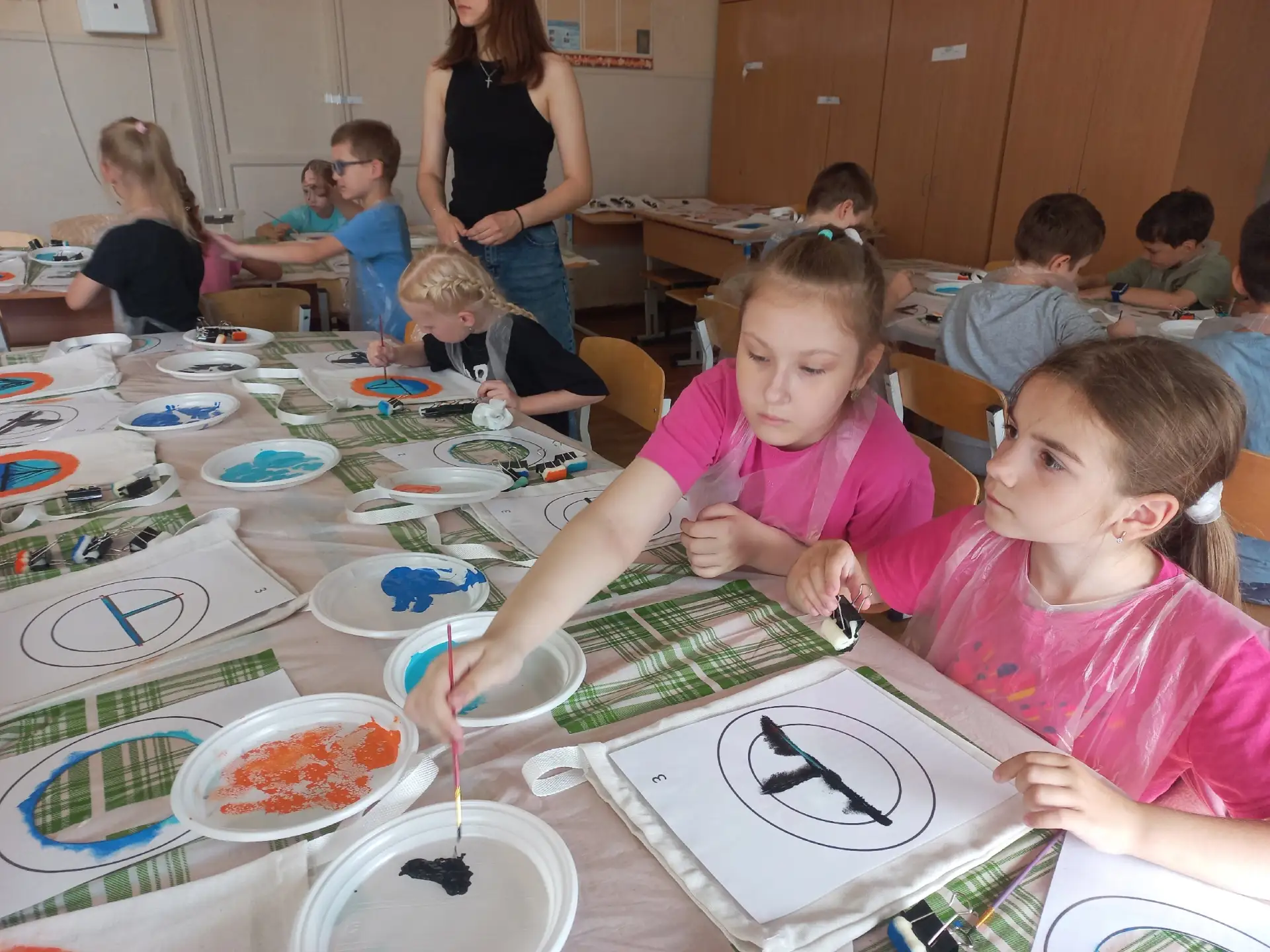 🎨 Творческая мастерская: роспись шоперов своими руками.

Первый отряд в роли настоящих дизайнеров! 