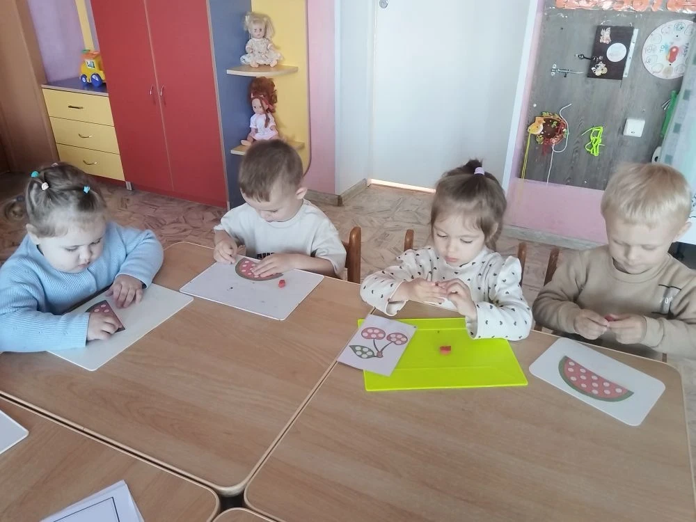 Одно утро из жизни детского сада летом. 
Утро начинается с зарядки. Интересные беседы, настольные те