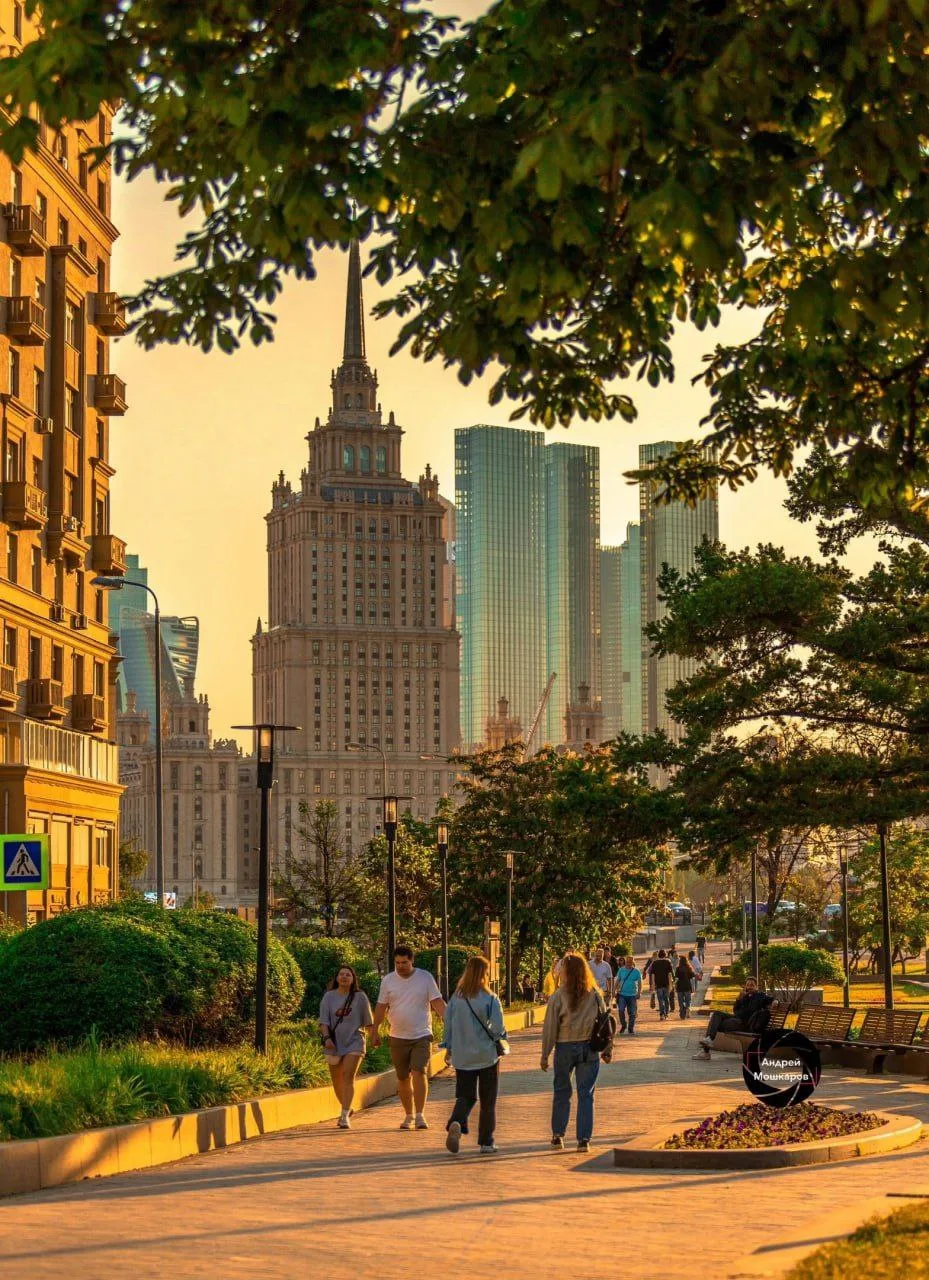 ☀️ Чудесный летний день запечатлел в Москве.

Здесь культурно!