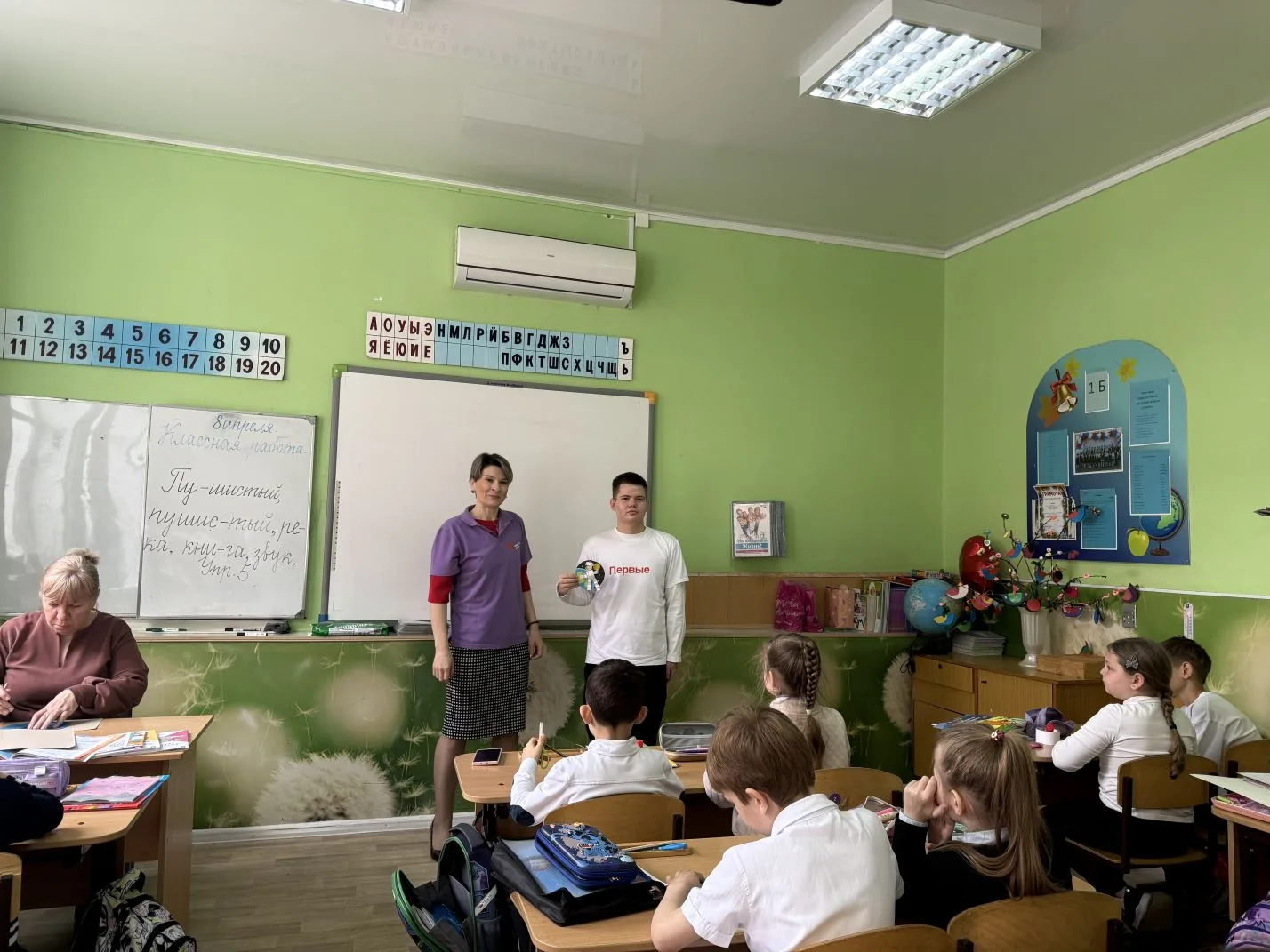 ПУТЬ К ЗВЕЗДАМ НАЧИНАЕТСЯ ЗДЕСЬ!  ✏️В преддверии Дня космонавтики активисты «Движения Первых», совме