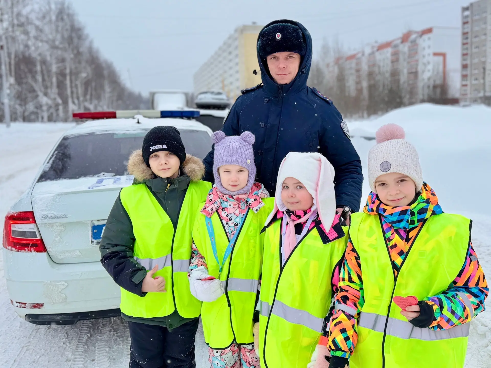 ЮИДовцы нашего лицея совместно с сотрудниками Госавтоинспекции призвали водителей к соблюдению ПДД  