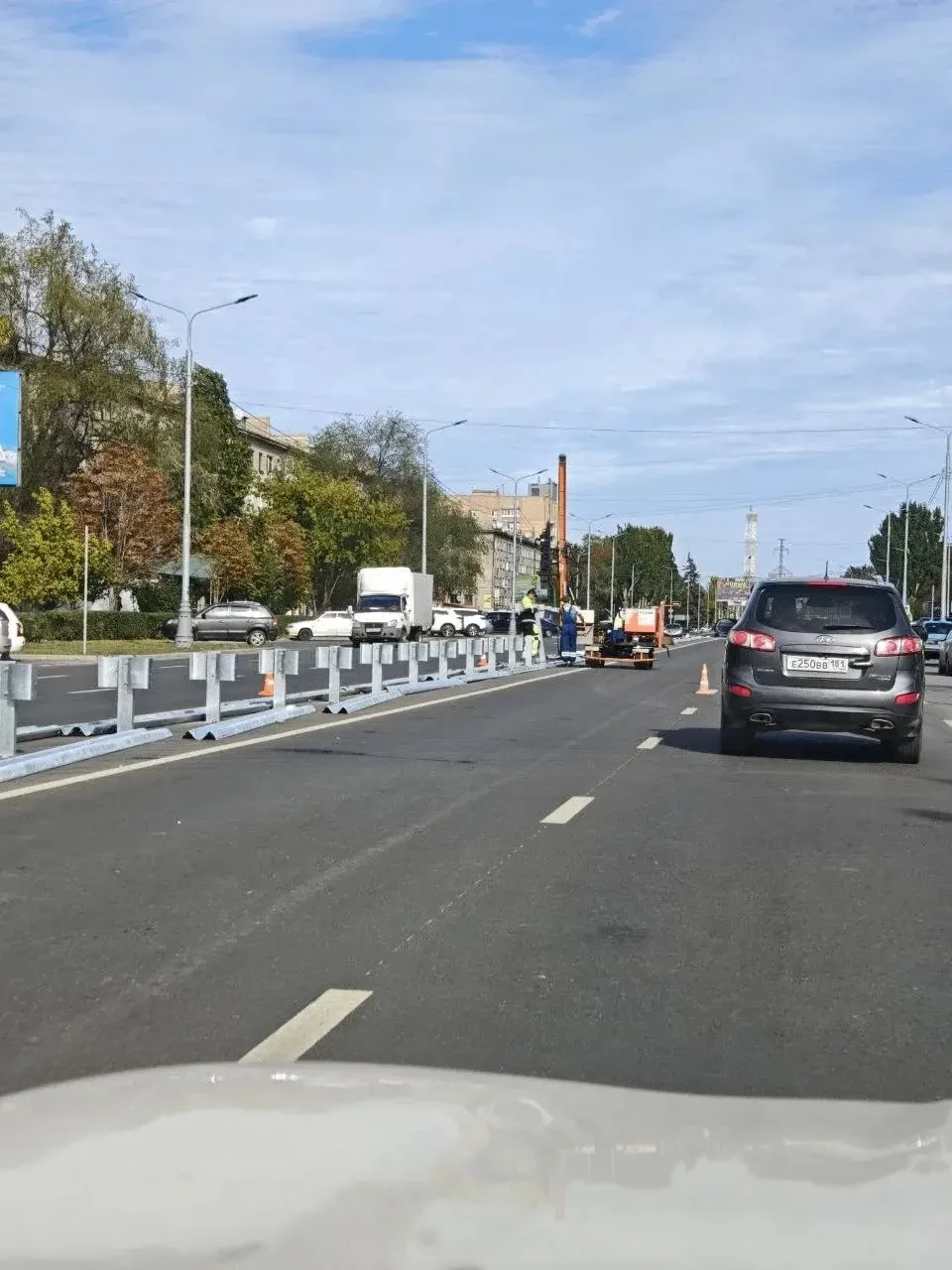 🚧 На улице Будённого в Луганске ставят барьерные ограждения