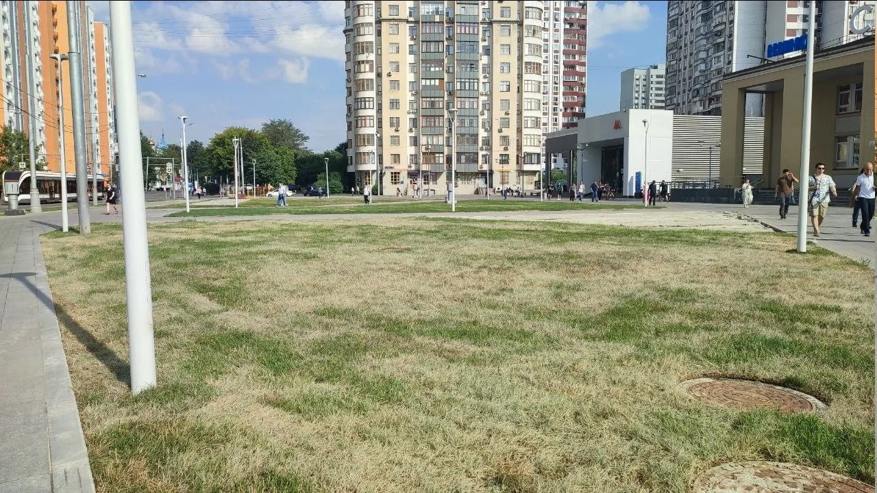 Сосед Игорь заметил проблему на площадке перед метро «Лефортово».
