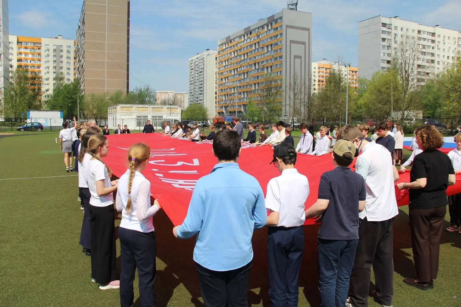 🇷🇺 Масштабная патриотическая акция в Школе №1018: под знаменем Великой Победы!  В среду в нашей Школ
