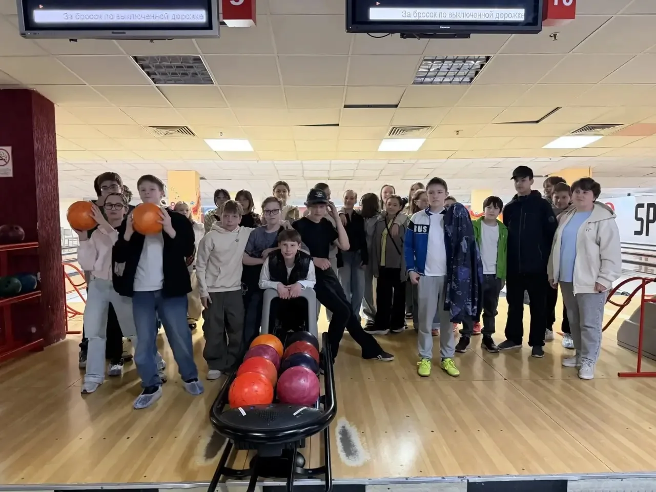 21 мая ученики 6В класса отправились в боулинг🎳 , где отлично провели время, соревнуясь друг с друго