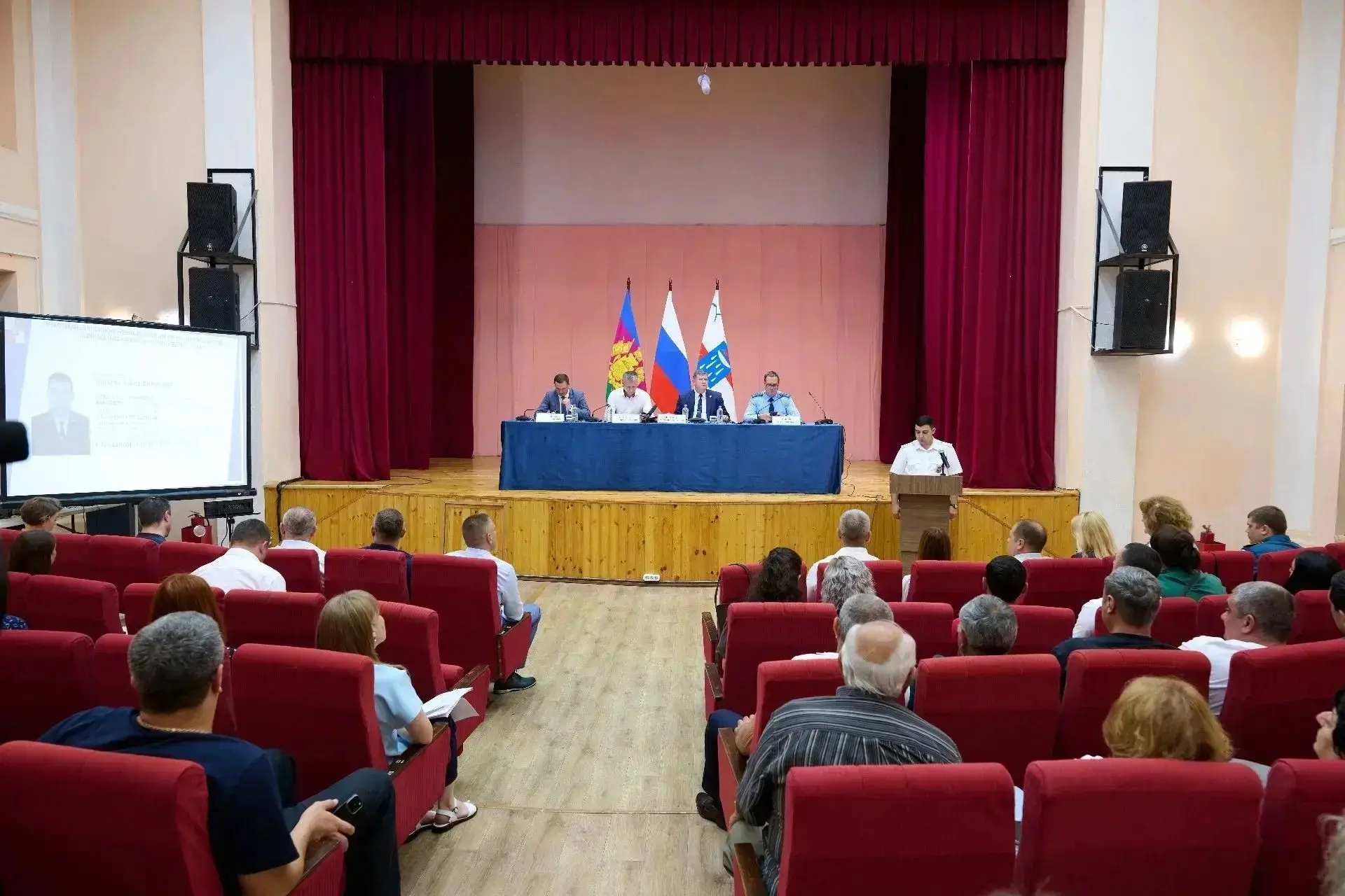 В Сочи на встрече с жителями Сергей-Поля рассмотрели вопросы благоустройства территорий