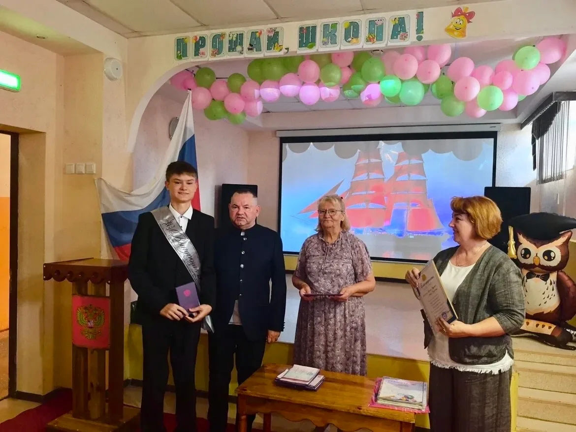 🏫🎓 9 лет пролетело — как один миг,
Смех и слёзы, звонки и дневники.
Сегодня вы стоите у порога,
И 