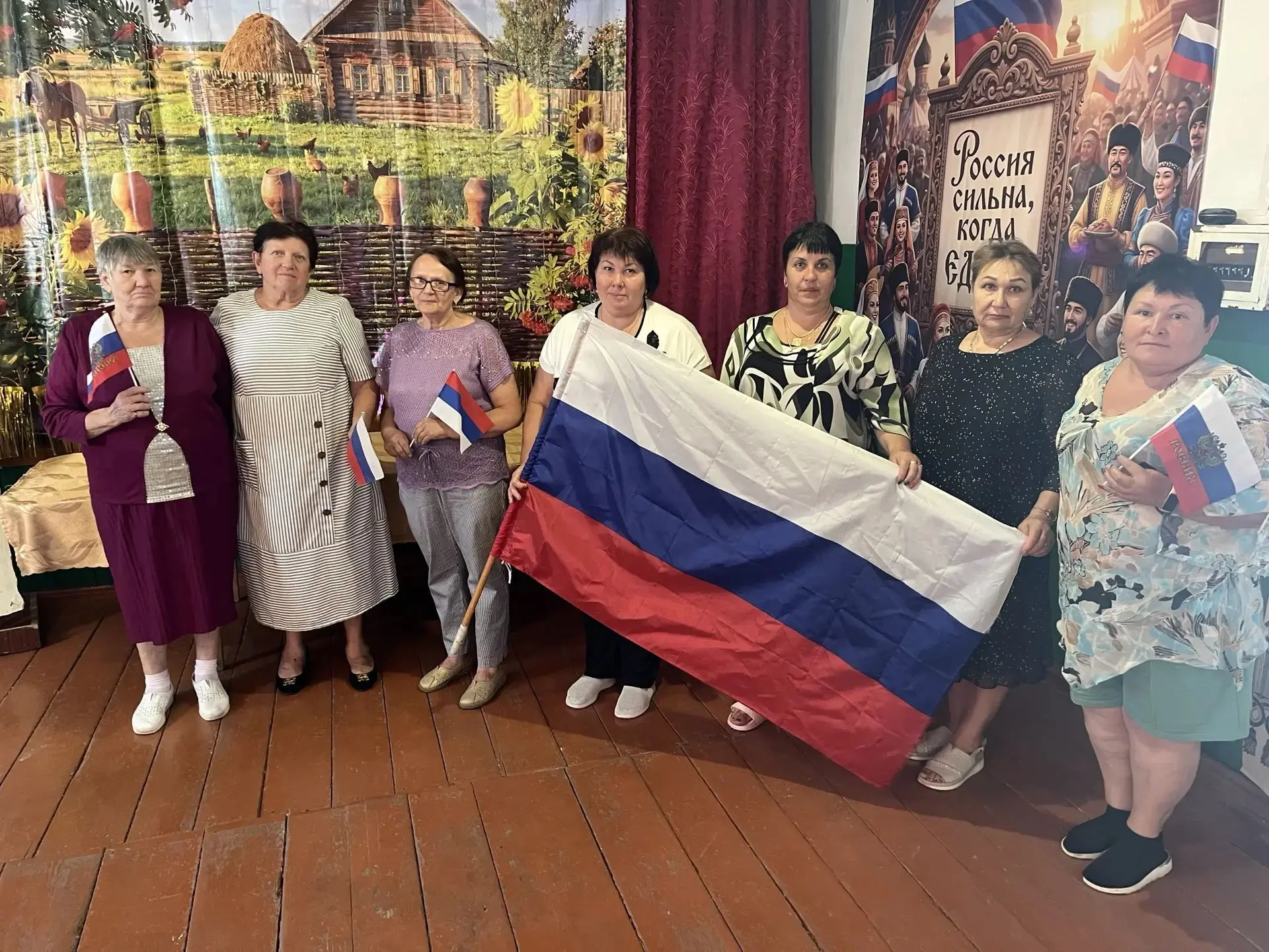 В  Усть-Быстромском сельском клубе ппрошел познавательный  час ко дню Российского флага...