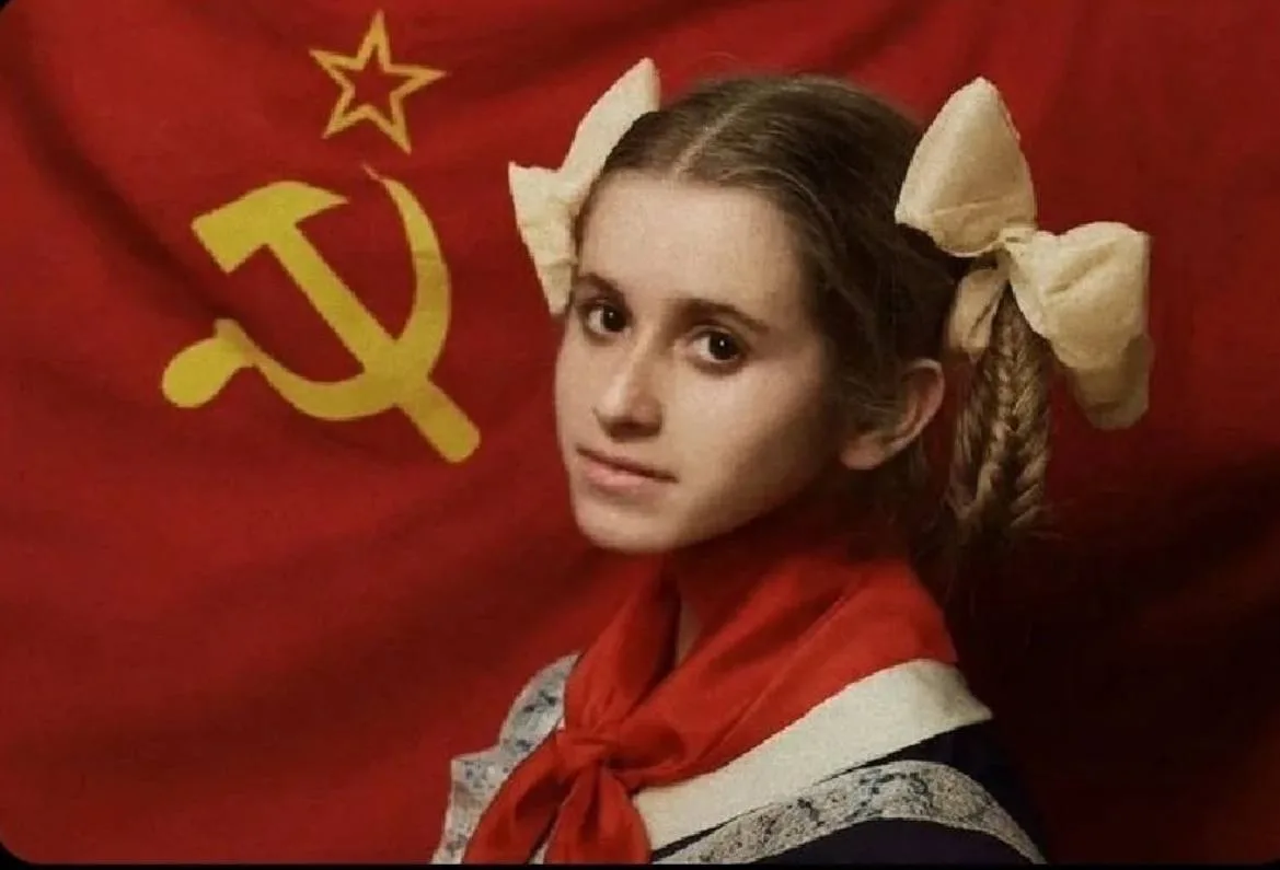 Ой! А кто это у нас такой красивый? Не Кая ли это Каллас, вступая в ряды детской пионер...