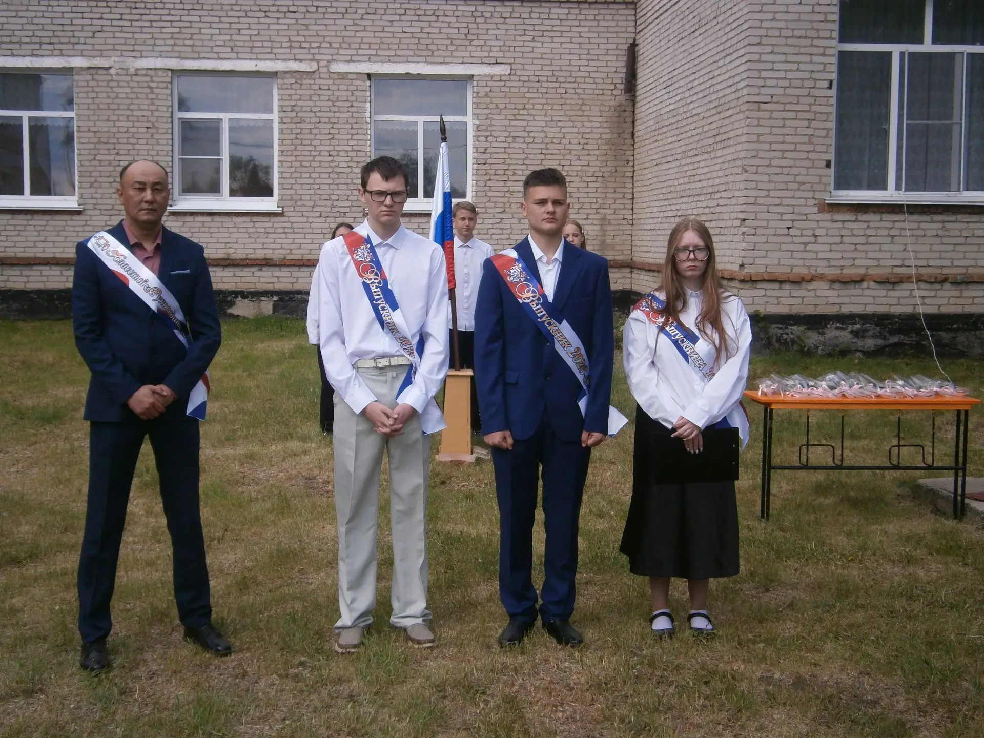 Сегодня в нашей школе с особой торжественностью прошла линейка, посвящённая последнему звонку.
После